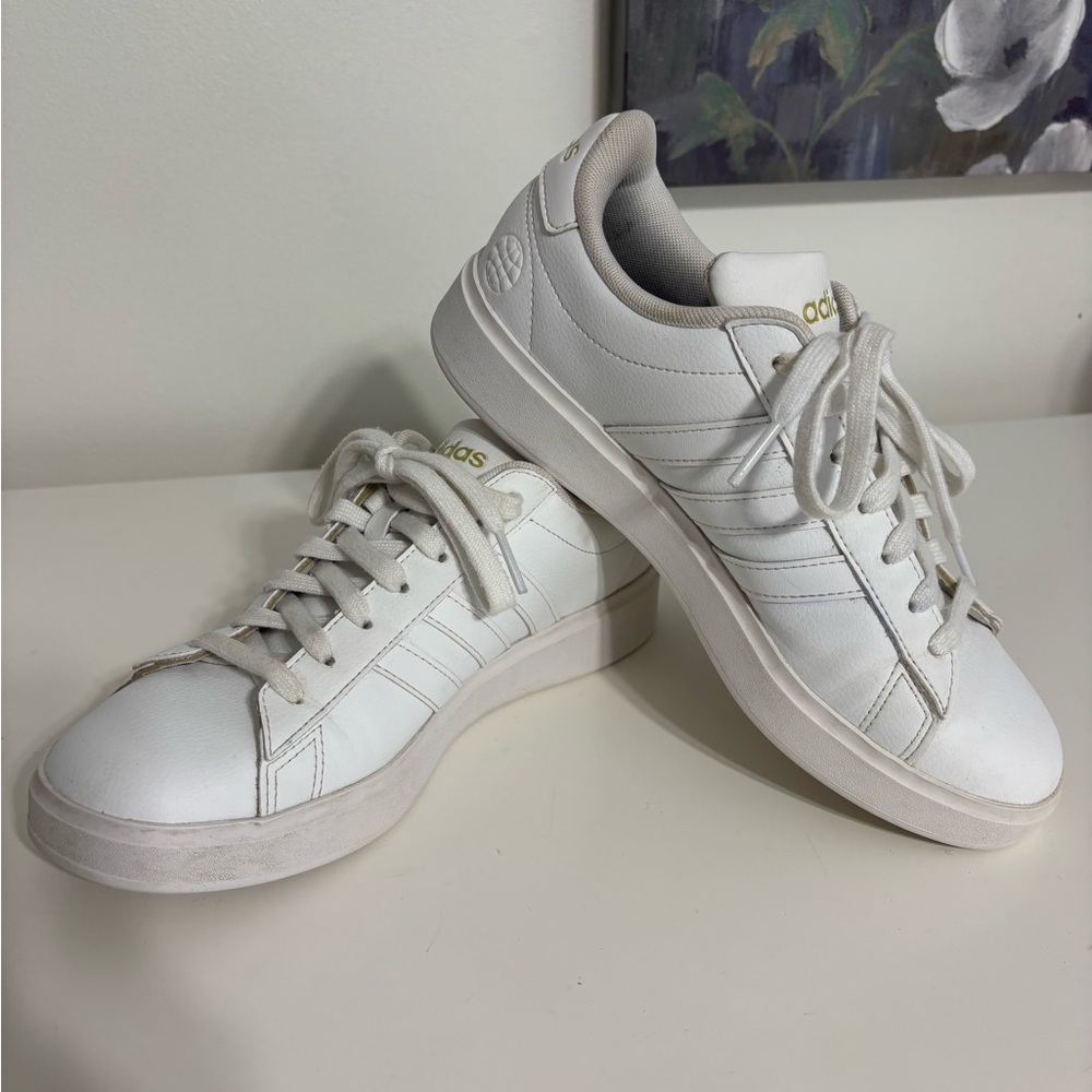 Adidas women’s Grand Court 2.0 Sneaker Size 7 white with Gold logo cloud foam
